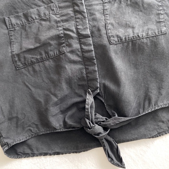 ANTHROPOLOGIE Cloth & Stone Tie Front Button Down in Black | Size XS - Picture 6 of 9